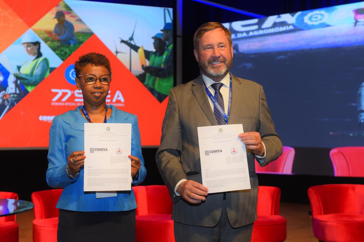 Carla Maria Tavares Martins, representante da Ordem dos Engenheiros de Cabo Verde, e presidente do Confea, Joel Krüger, assinam Termo de Reciprocidade