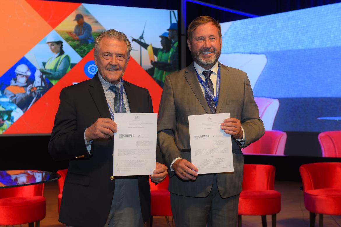 Carla Maria Tavares Martins, representante da Ordem dos Engenheiros de Cabo Verde, e presidente do Confea, Joel Krüger, assinam Termo de Reciprocidade