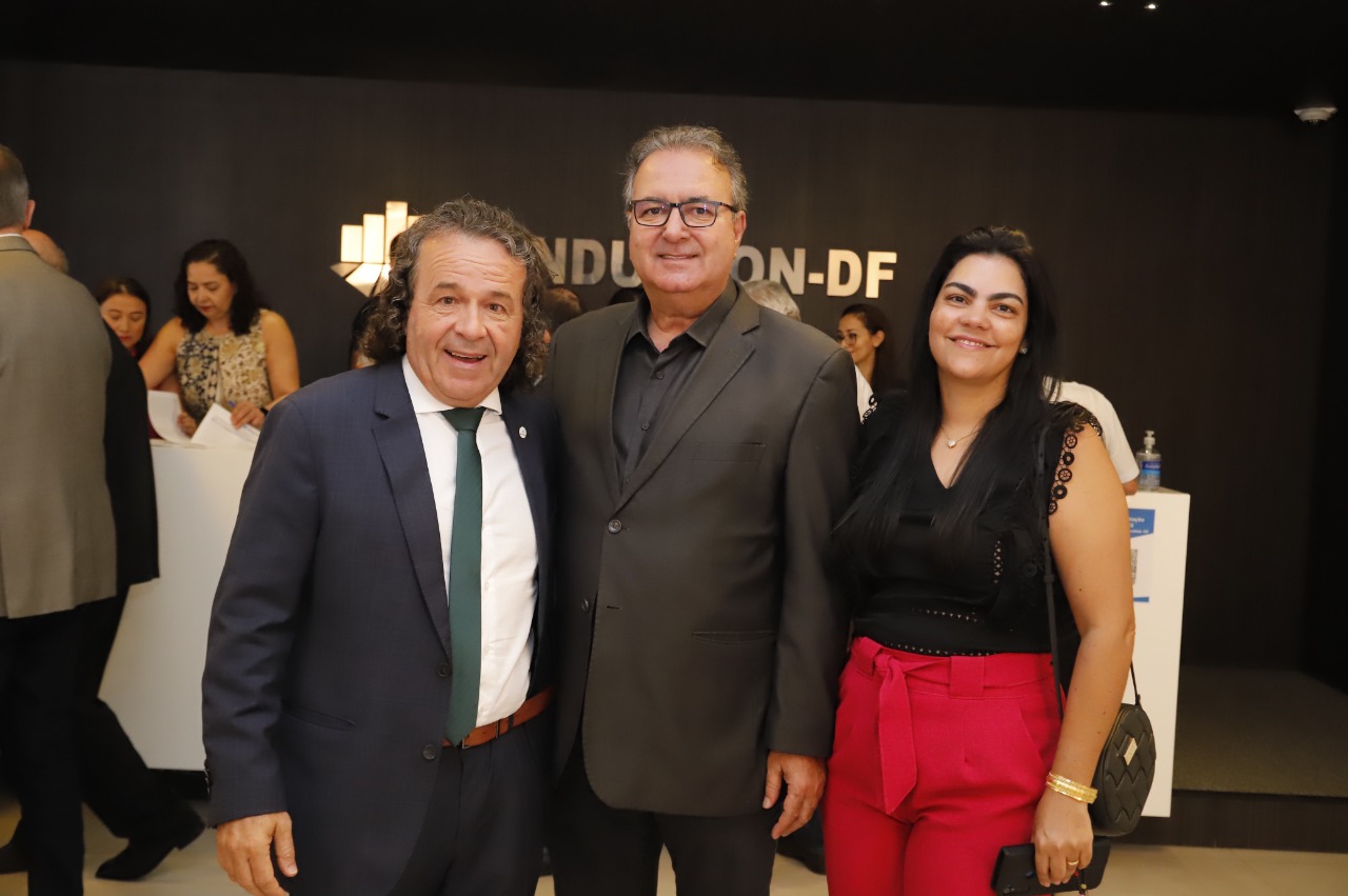 Representantes presentes na reunião de diretoria festiva do SINDUSCON